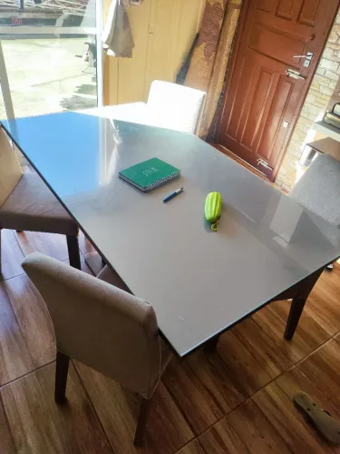 Mesa com quatro cadeiras estofadas