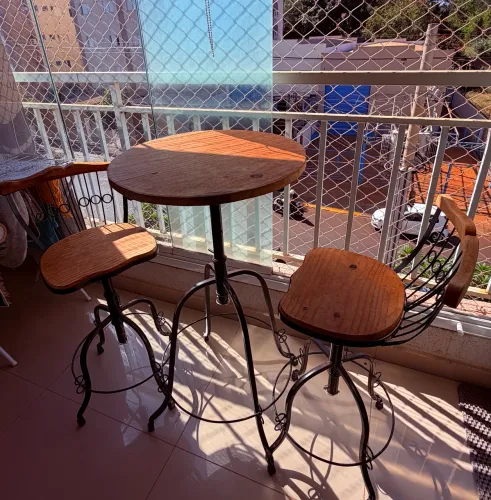 BISTRO COM BANQUETAS DE FERRO