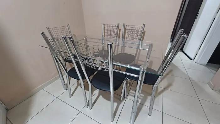 Mesa de jantar com 6 cadeira. 