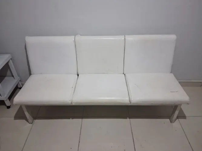 Sofá branco de 3 lugares