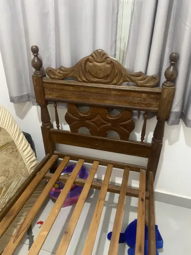 Vendo cama de solteiro sucupira