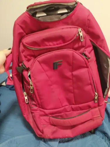 Mochila vermelha de 4 rodas 