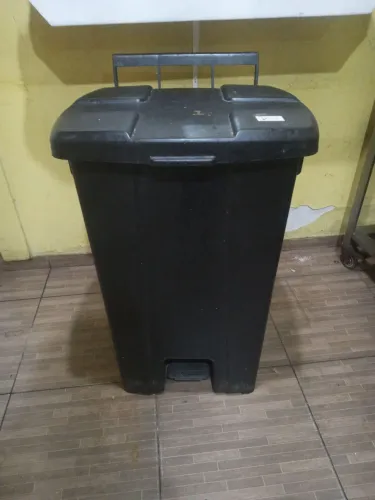 LIXEIRA COM PEDAL PRETA 100 LITROS