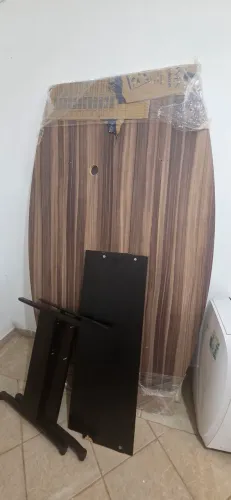 Grande mesa com tampo de vidro