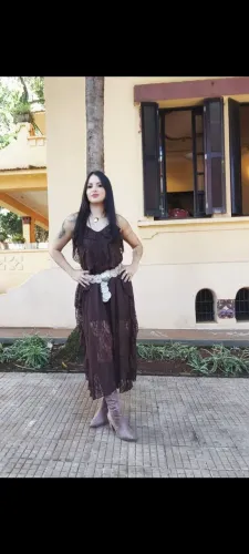 Vestido estiloso acompanha cinto 