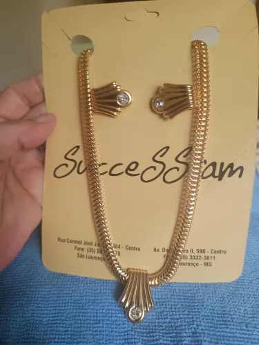 Conjunto de Colar e Brincos Em Aço Inox Dourado Em Forma de Conchas e Pedra Acrílica 