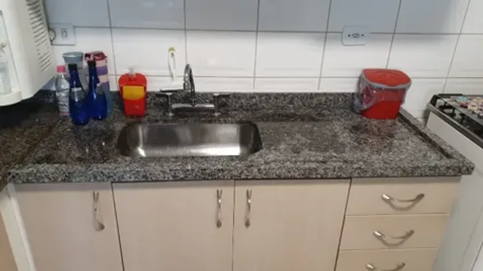 Pia de cozinha em granito com cuba de inox