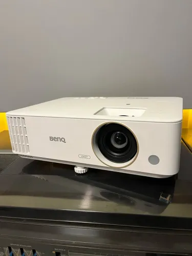 Projetor BENQ TH685P Full HD, Suporte 4K HDR, 3500 Lumens.