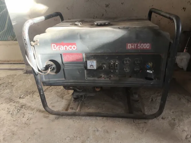 Gerador branco B4T 5000 a venda.