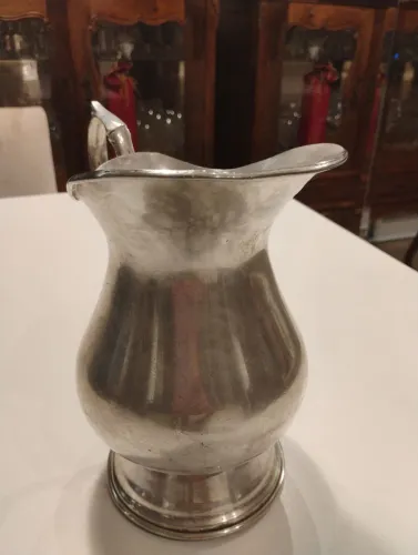 Jarra de metal nobre com banho de prata
