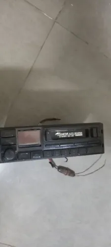 Rádio antigo de carro toca fita