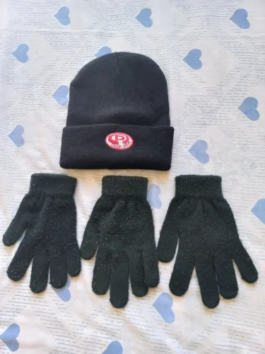 1 touca Drop Dem e 3 luvas em lã preto.