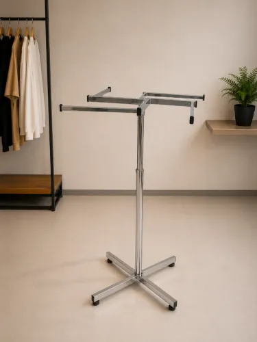 Arara de chão cromada 4 braços para exposição de roupas - Para loja de roupas