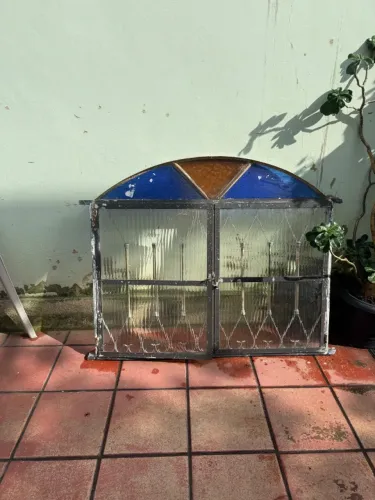 Janela de ferro estilo colonial com vidro