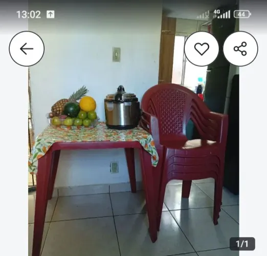 Mesa com quatro cadeiras de ótima qualidade resistente