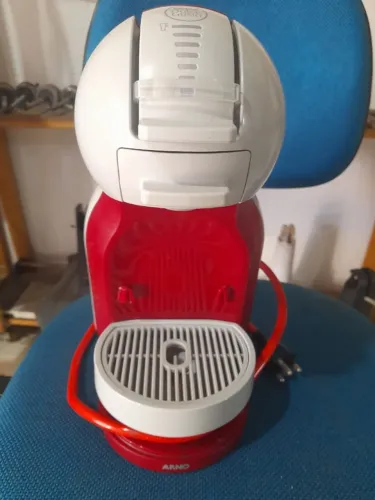Cafeteira Nescafé Dolce Gusto Seminovo usada apenas 4 vezes 4 meses de garantia