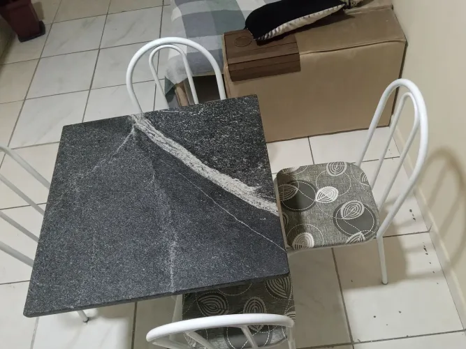 Vendo mesa 4 cadeiras semi nova 