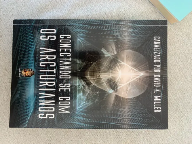Livro Conectando-se com os Arcturianos - David K. Miller
