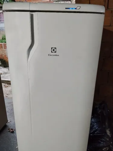 Geladeira Electrolux funcionando perfeitamente,toda revisada recentemente