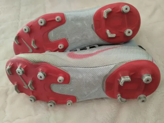 Chuteira infantil Nike número 33