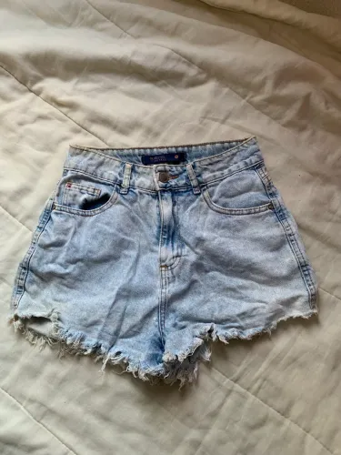 Shortinho jeans detalhe no bolso