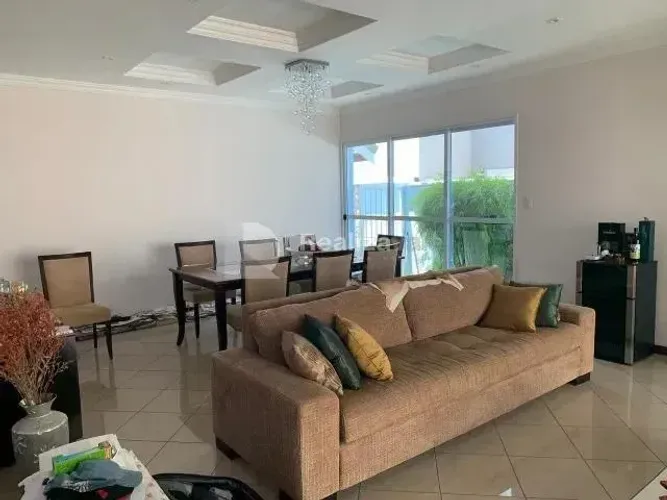 Sobrado para aluguel possui 327 metros quadrados com 4 quartos