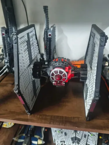 75101 - First Order TIE Fighter LEGO paralelo