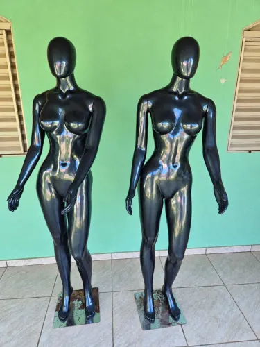 Dois manequim feminino semi novos.