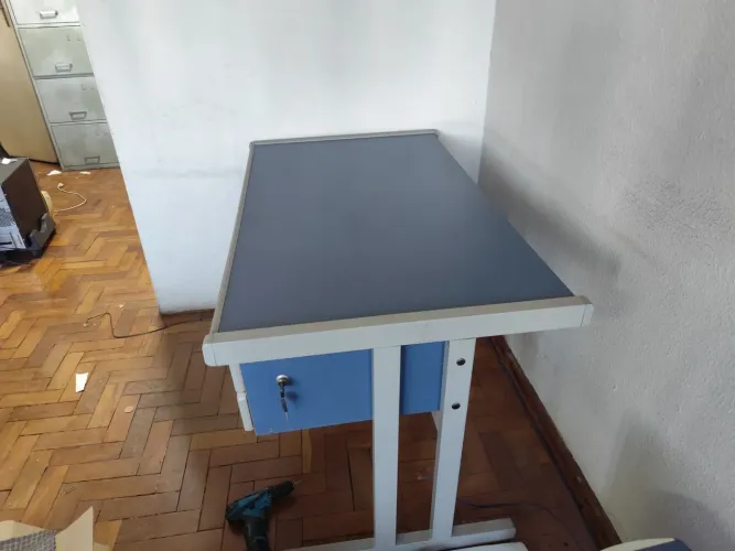 VENDO MESA, DE MADEIRA, COM PÉS DE FERRO, 2 GAVETAS, 120X80