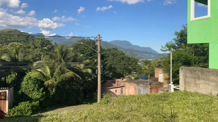 Terreno com alicerce pronto e muro no condomínio bosque da Praia Brava