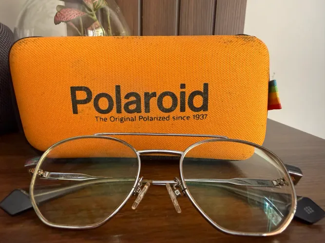 Armação Polaroid com Clip Solar e Estojo