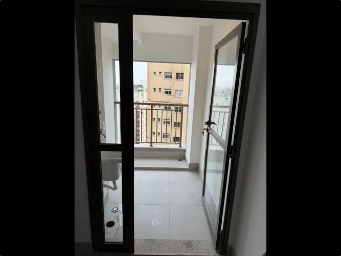 Porta aérea de serviço em alumínio com vidro e fechadura.