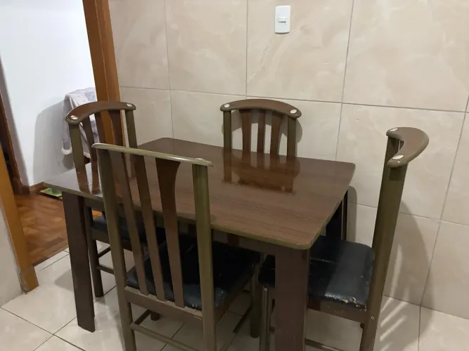 Conjunto mesa de jantar e cadeiras