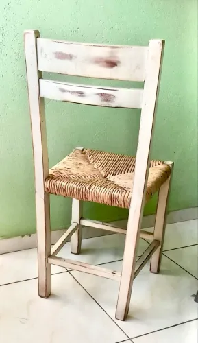 4 cadeiras de madeira maciça com assento em palha sisal