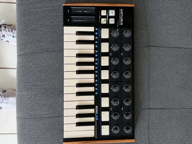 - Controlador Arturia MiniLab R$ 700 - Behringuer UMC202HD - R$650