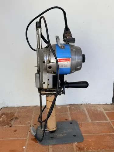 Máquina de Corte de Tecido Industrial Lanmax - Faca Vertical - 220V
