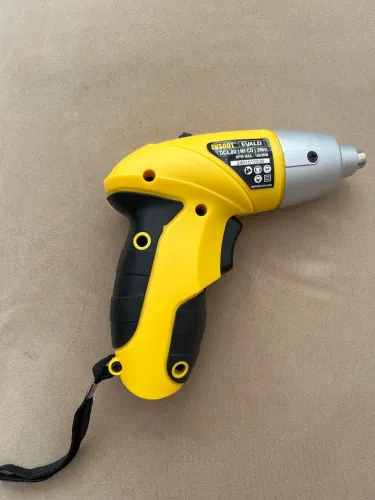 Parafusadeira/Furadeira Elétrica a Bateria 4,8V + Carregador e Bits ?