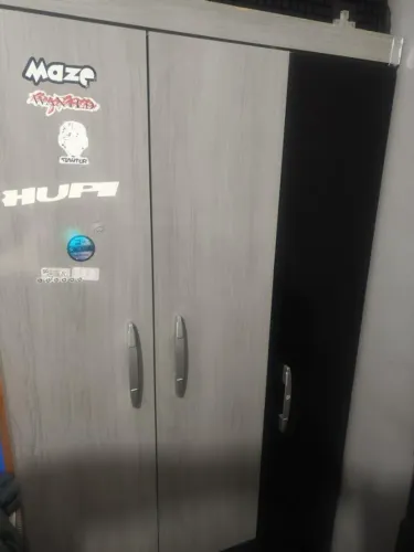 Guarda-roupa solteiro pequeno detalhe basico