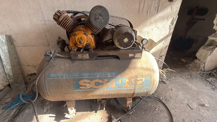 Compressor de ar industrial Schulz MSV 20/250, com 250 litros, 5HP e 2 estágios. 