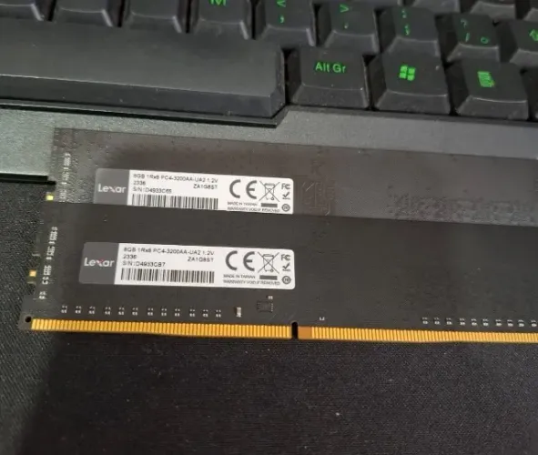 MEMORIA RAM DDR4 16GB SEMI NOVA