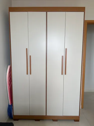 Guarda-roupa de 4 portas