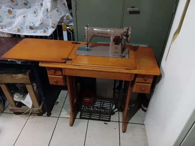 Antiga Máquina de costura Singer para colecionadores ou amantes de antiguidades.