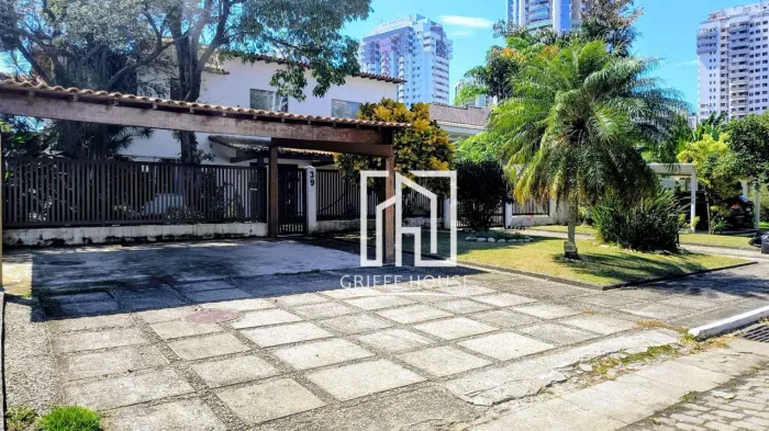 SANTA LÚCIA - CASA LINEAR CONSTRUÍDA EM TERRENO DE 700 M² À VENDA EM CONDOMÍNIO FECHADO NA