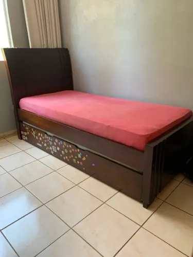 Cama dupla de madeira solteiro