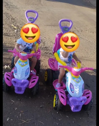Vendo 2 carrinho de passeio pedal quadriciclo 30 kg