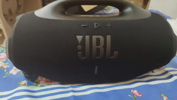 Caixa de som  JBL nunca usada com nota fiscal comprada recentemente. 