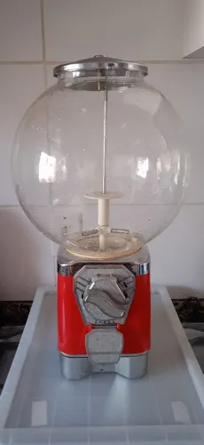 Máquina de bolinhas e chiclete automática