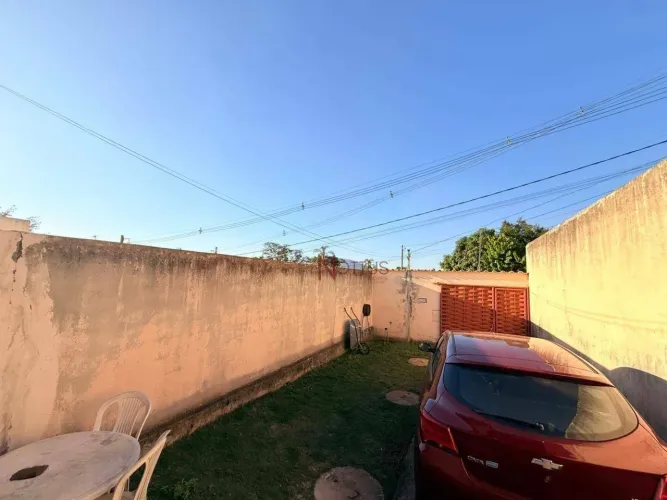Casa com 2 dormitórios à venda por R$ 200.000 - Planalto - Mateus Leme/MG