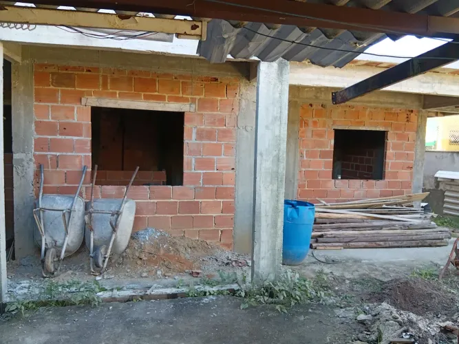 VENDO TERRENO COM UMA CASA EM FASE DE ACABAMENTO.