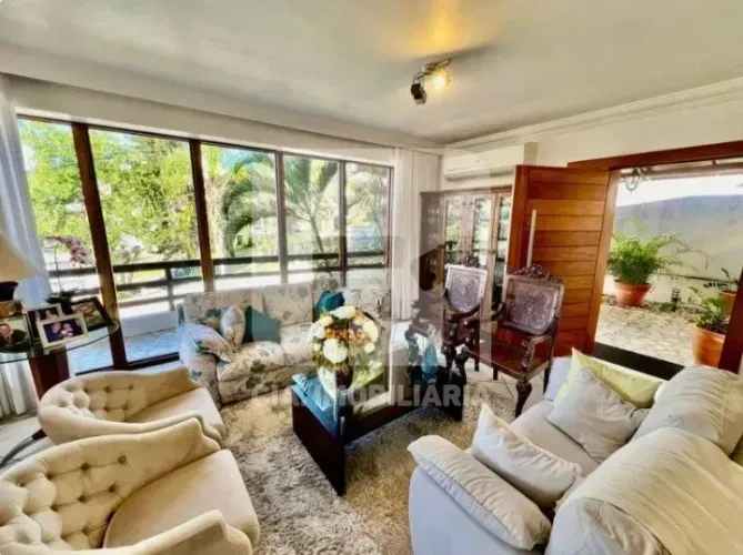 Casa de 3 dormitórios à venda na Carvoeira